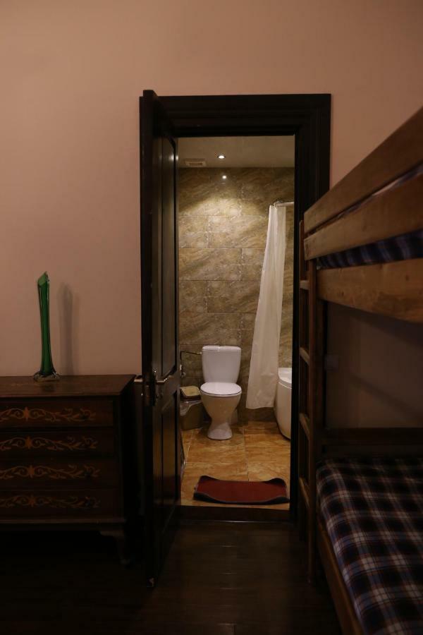 Private Rooms In The City Center - Chonqadze 9 Tbilisi Esterno foto